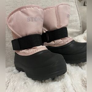 Stonz Snow boots, toddler size 9.